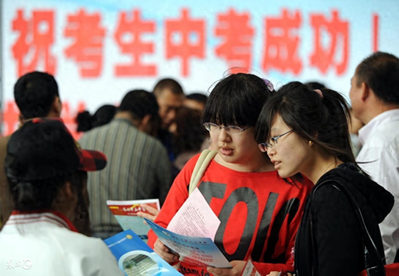 九游官网app下载-“一半初中生上不了高中！”人民日报给出回应，原来一切早有迹象